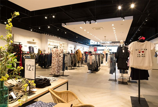 The Application of Gimbal LED Downlight in Clothing Store