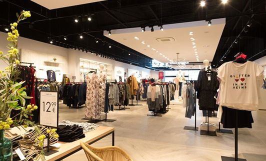 The Application of Gimbal LED Downlight in Clothing Store